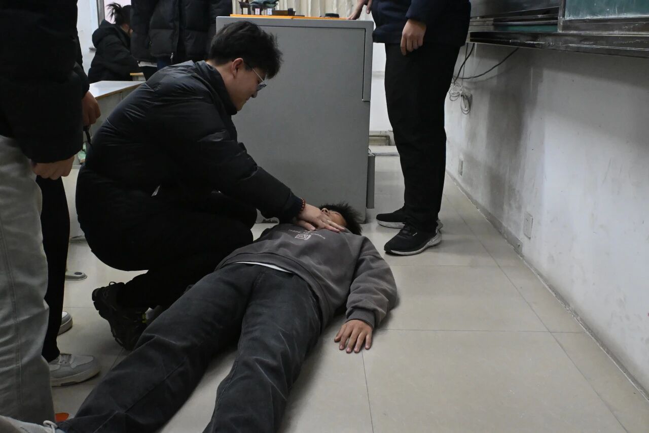 机电工程学院开展应急急救措施演练活动